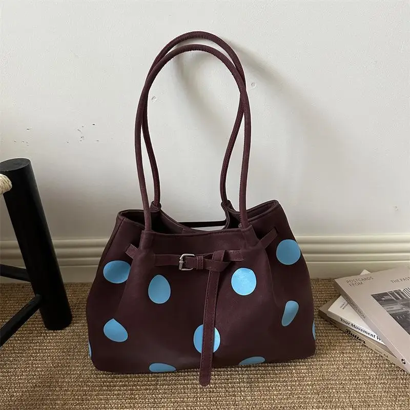 Gepunktete Schultertasche mit großer Kapazität und Schnallendesign für den täglichen Arbeitsweg und Einkauf. – Detail 8