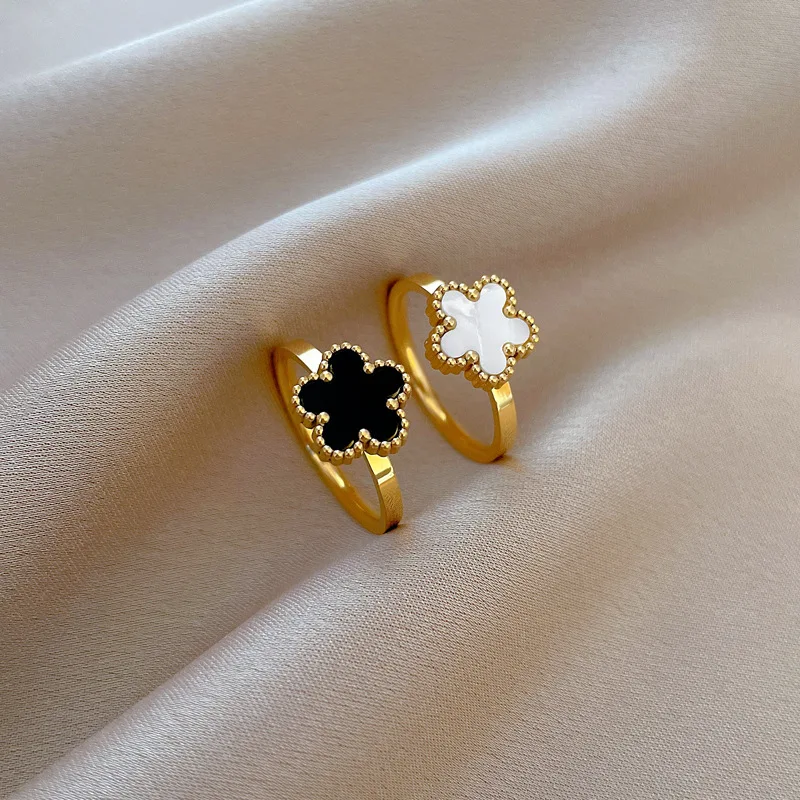 Edelstahl-Interlock-Ring mit zweifarbigen Zirkoneinlagen für Damen, trendiger stapelbarer Gold-Silber-Kontrast-Fingerschmuck als Geschenk – Detail 4