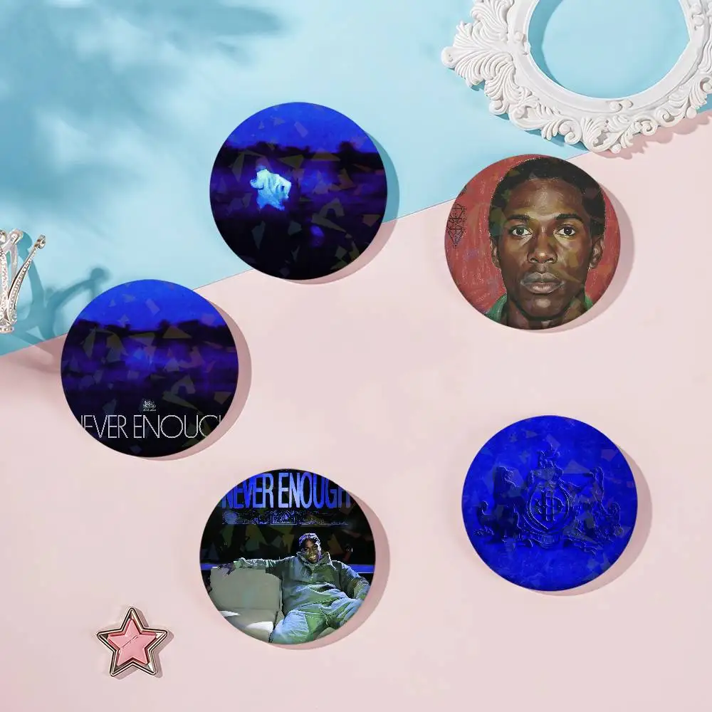 Singer D-Daniel Caesar Son of Spergy h Badge Set Glass Shine Brooches Lapel Backpack Costume Gifts Decoration birthday