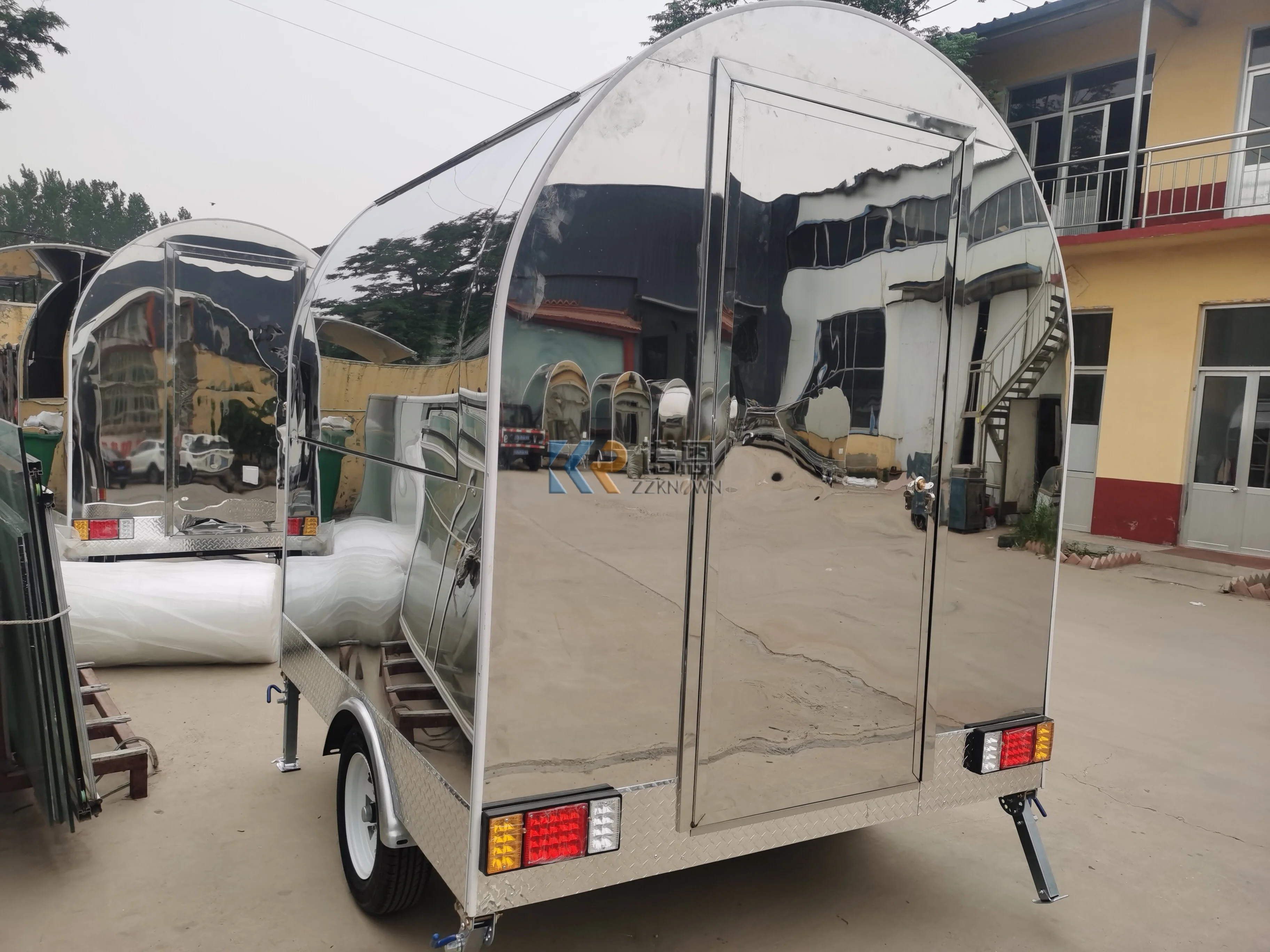 Edelstahl-Lebensmittelanhänger, voll ausgestatteter Bubble Tea Waffle Pizza Coffee Bar Fried Chicken Soft Serve Ice Cream Cart