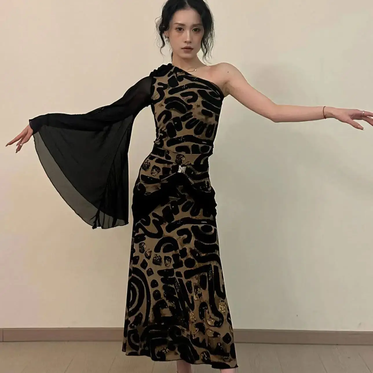 2025 국가 표준 댄스 의상 모던 볼룸 댄스 의상 여성용 레오파드 프린트 슬랜트 숄더 퍼포먼스 드레스 DN22573