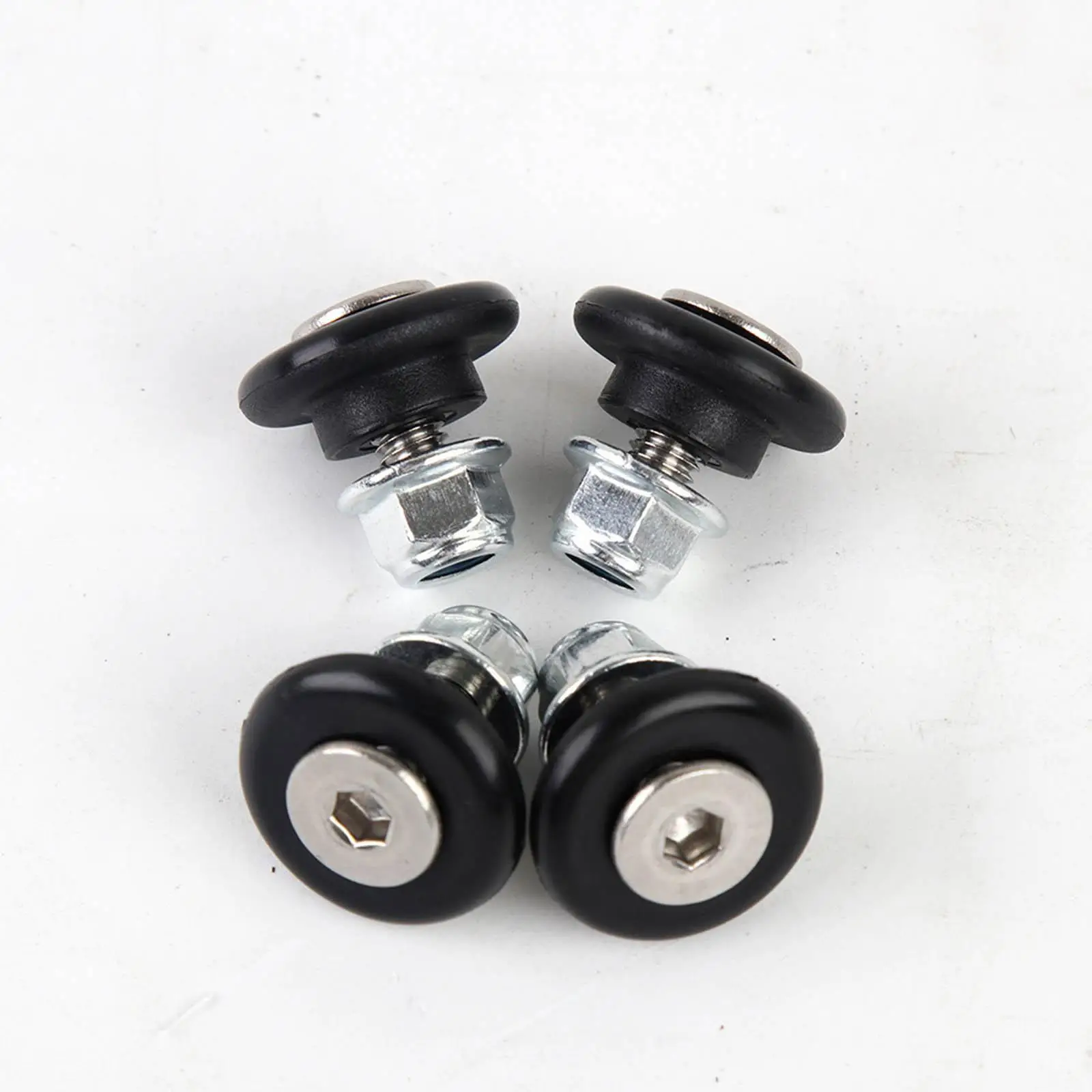 

Комплект креплений для мотоциклетного кофра: Профессиональный набор для монтажа кофра на мотоцикл, включая крепежные элементы и компоненты.