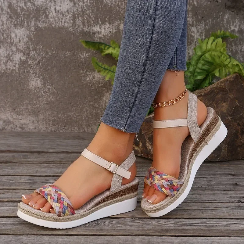 ฤดูร้อนผู้หญิงรองเท้าส้นสูงส้นขนาดใหญ่สีสันถักเชือก Sandalias De Mujer กลางแจ้งอเนกประสงค์ Zapatillas De Mujer