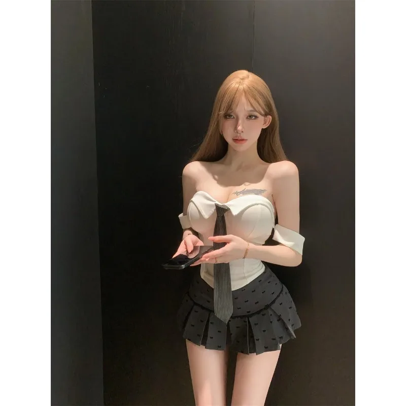 セクシーなツーピーススーツ、スリムフィットの襟付きタイベストとハイウエストプリーツスカート、セクシーなコントラストカラーのブラジャー、女性のための夏のトレンド