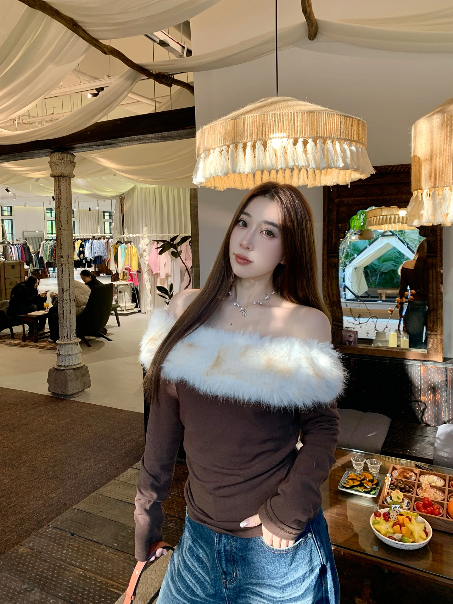 

Женский укороченный пушистый свитер с открытыми плечами, облегающий, с длинными рукавами, для тепла и комфорта, повседневный шик