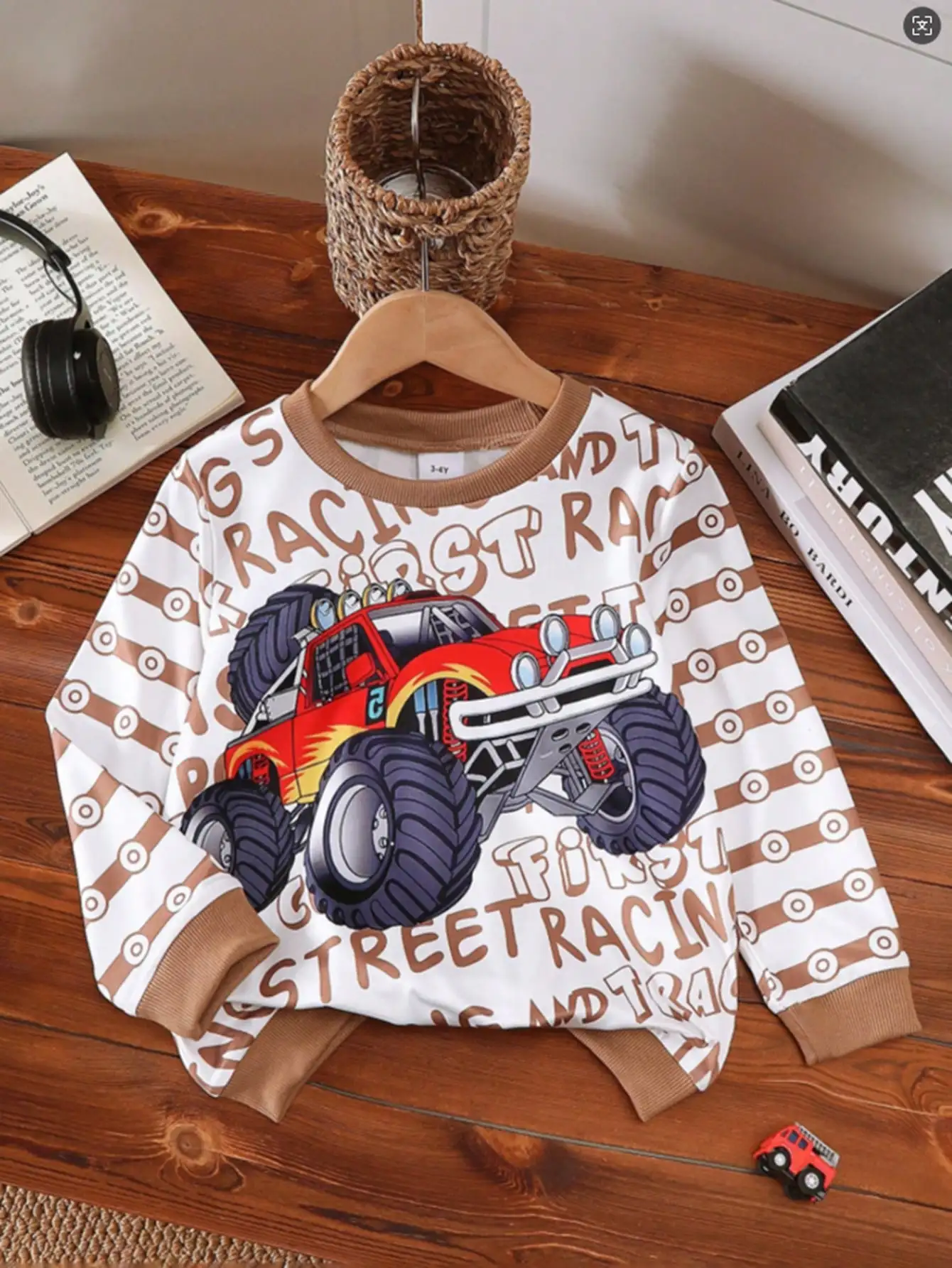 Trendy and stylish casual spring and autumn long-sleeve crew neck sweatshirt for boys, featuring a fun red off-road vehicle cartoon print, soft and comfortable fabric, casual fit suitable for boys aged 2-7 for daily outings, boys' clothing sweatshirt