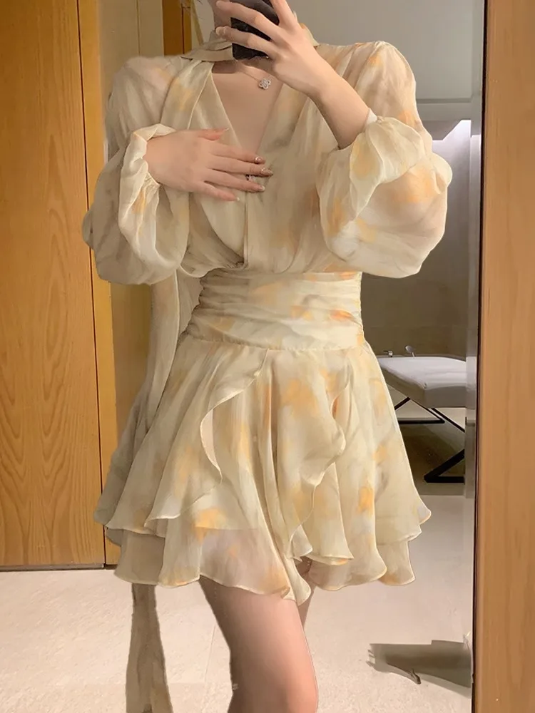Abito bohémien francese floreale con scollo a V, maniche a sbuffo, vita smockata, mini abito dolce girly giallo con orlo arricciato, abito a maniche lunghe 2025