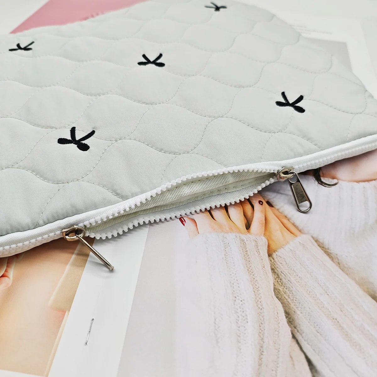 حقيبة تخزين واحدة للحواسيب المحمولة ذات اللون الرمادي الفاتح مع حقيبة لوحية مطرزة مموجة، مناسبة لعلبة حاسوب آي باد 13/14 بوصة