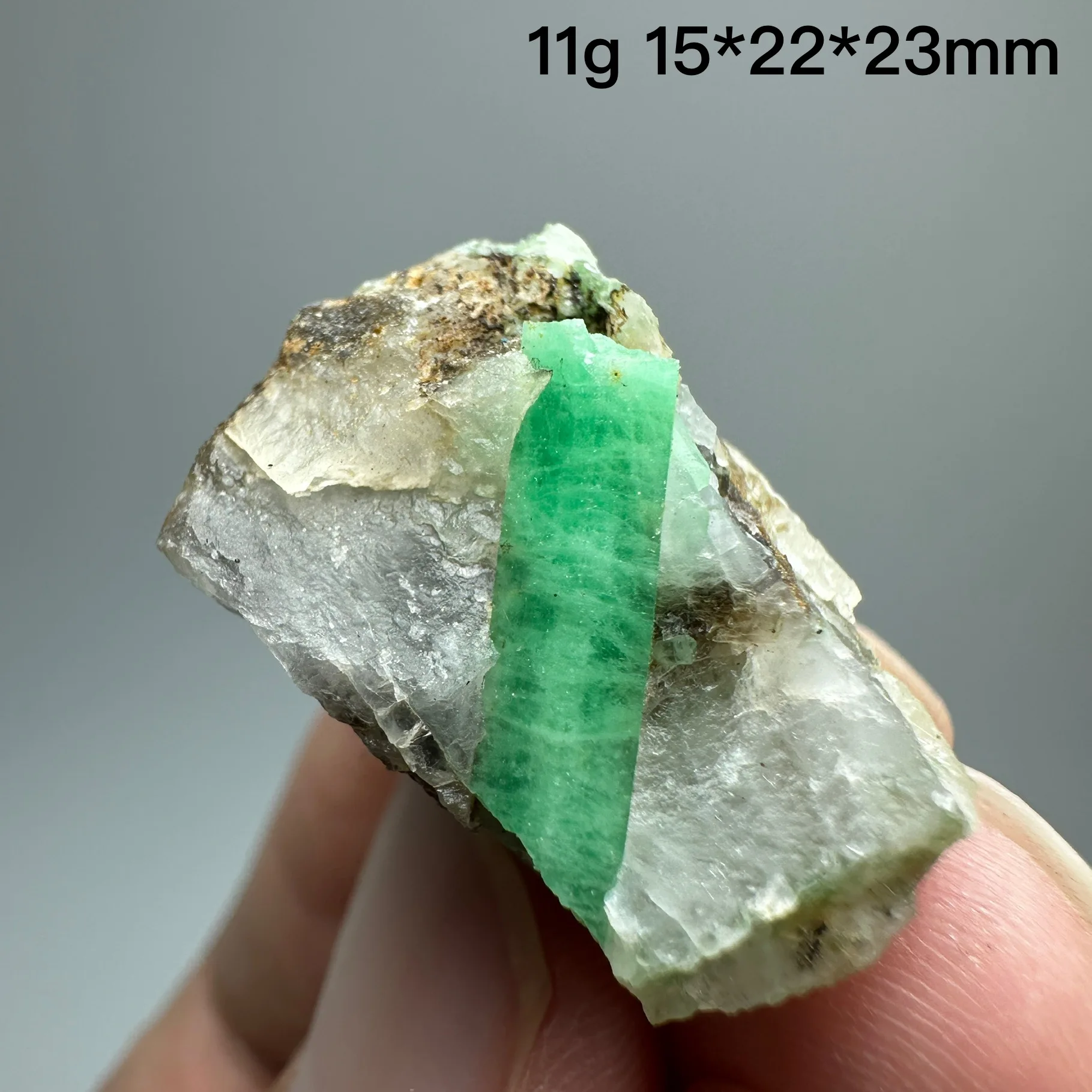 عينة معدنية من الزمرد الطبيعي + بلورات كوارتز شفاء وأحجار كريمة صخرية #6