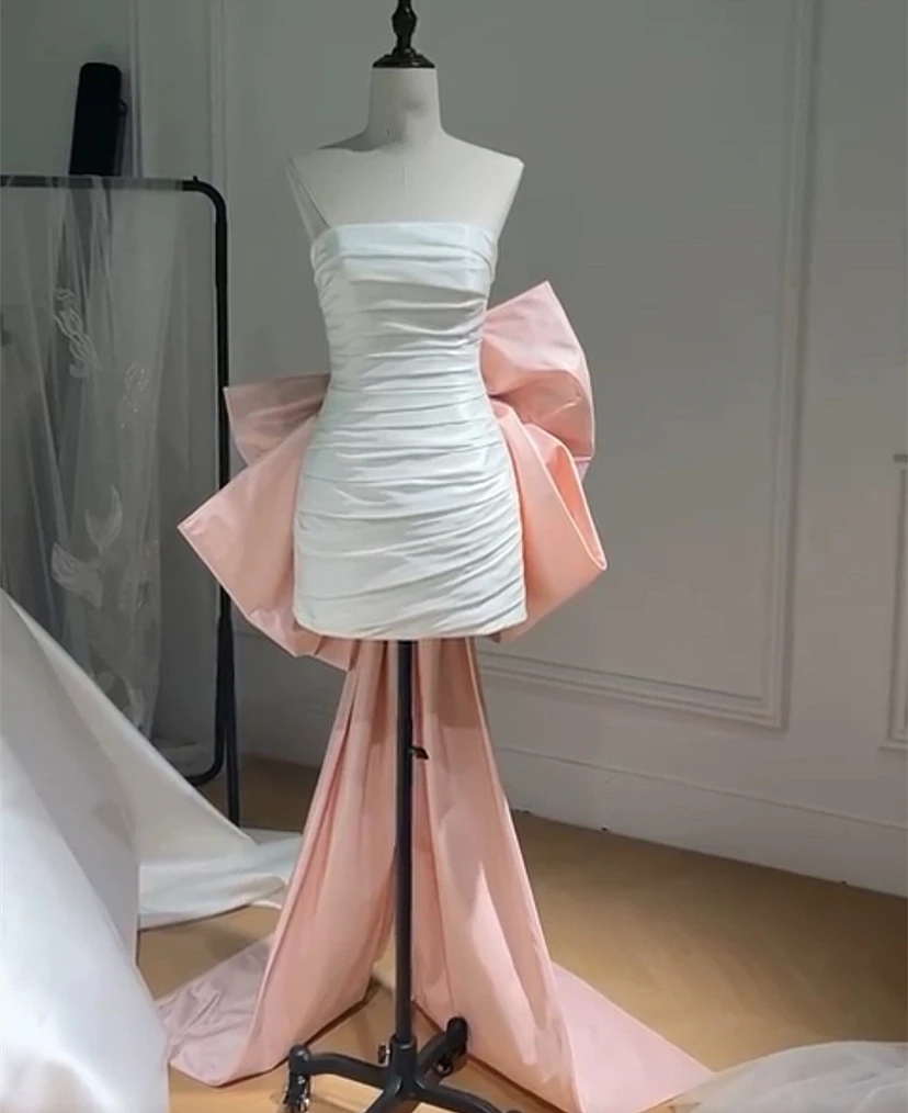 Kurzes Mini-Hochzeitskleid mit Schleife am Rücken, trägerlos, ärmellos, mit Falten, weißer Satinmantel, schlichtes Brautkleid, individuell gestaltet