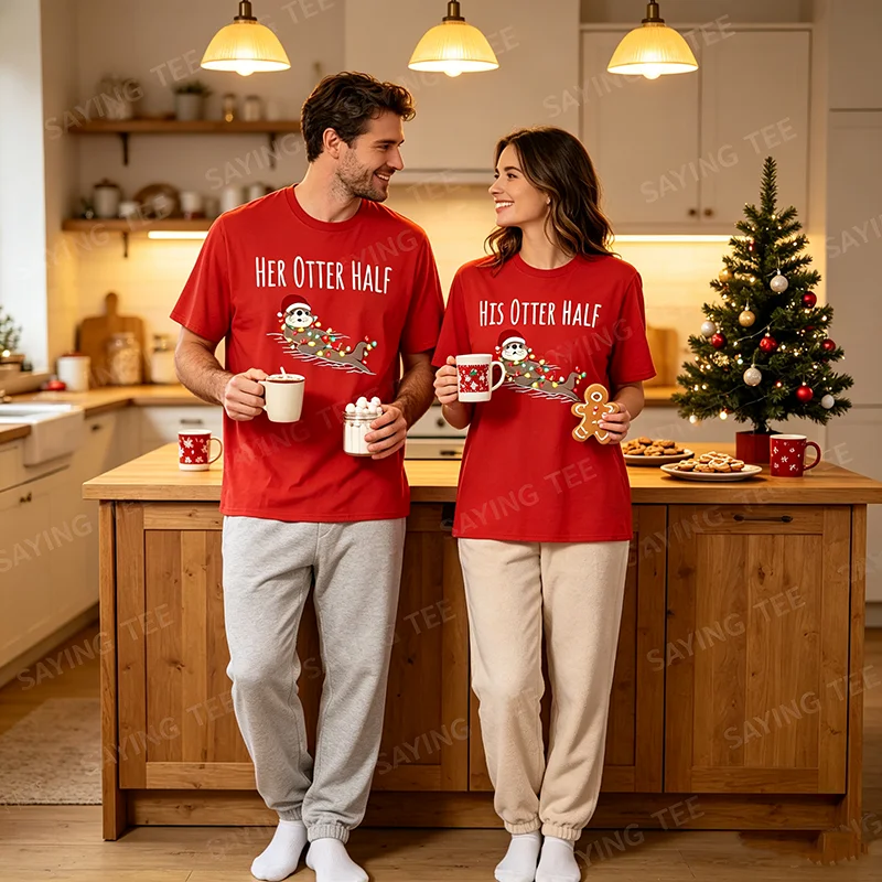Lustiges Partnerlook-T-Shirt „His and Her Otter Half“ – Hässliches Weihnachts-T-Shirt im Y2K-Stil für die Familie, passende Weihnachtspyjamas mit Grafik und Spruch, Neuheit – Detail 3