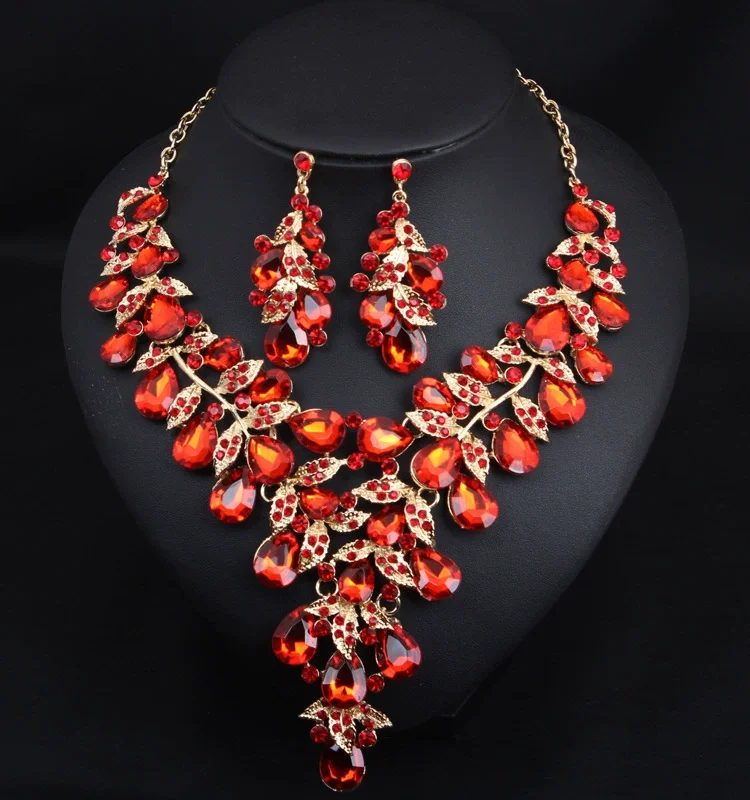 

New versatile gemstone necklace and earrings set for brides at the wedding ball, exuding elegant fashion appeal