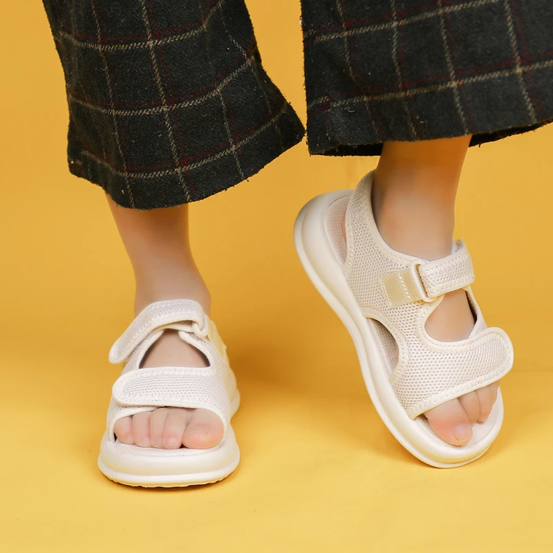 

Новые летние повседневные/мягкие студенческие туфли на плоской подошве для маленьких девочек, цельные легкие дышащие полые однотонные цельные сандалии