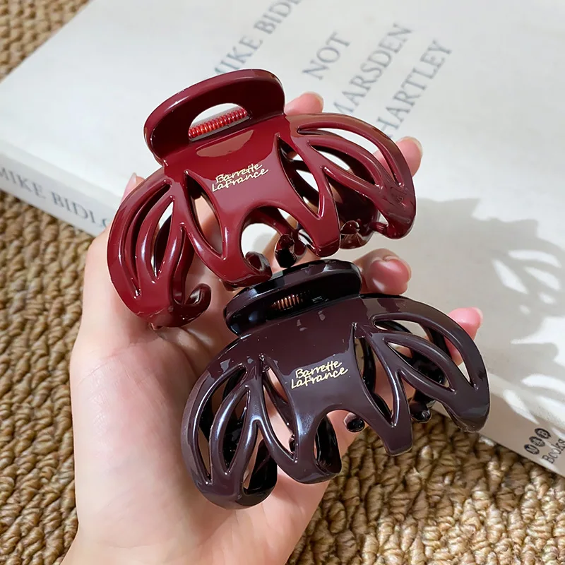 Sophisticated wide-style large claw clip for women—perfect for thick hair, elegant and versatile for styling at the back of the