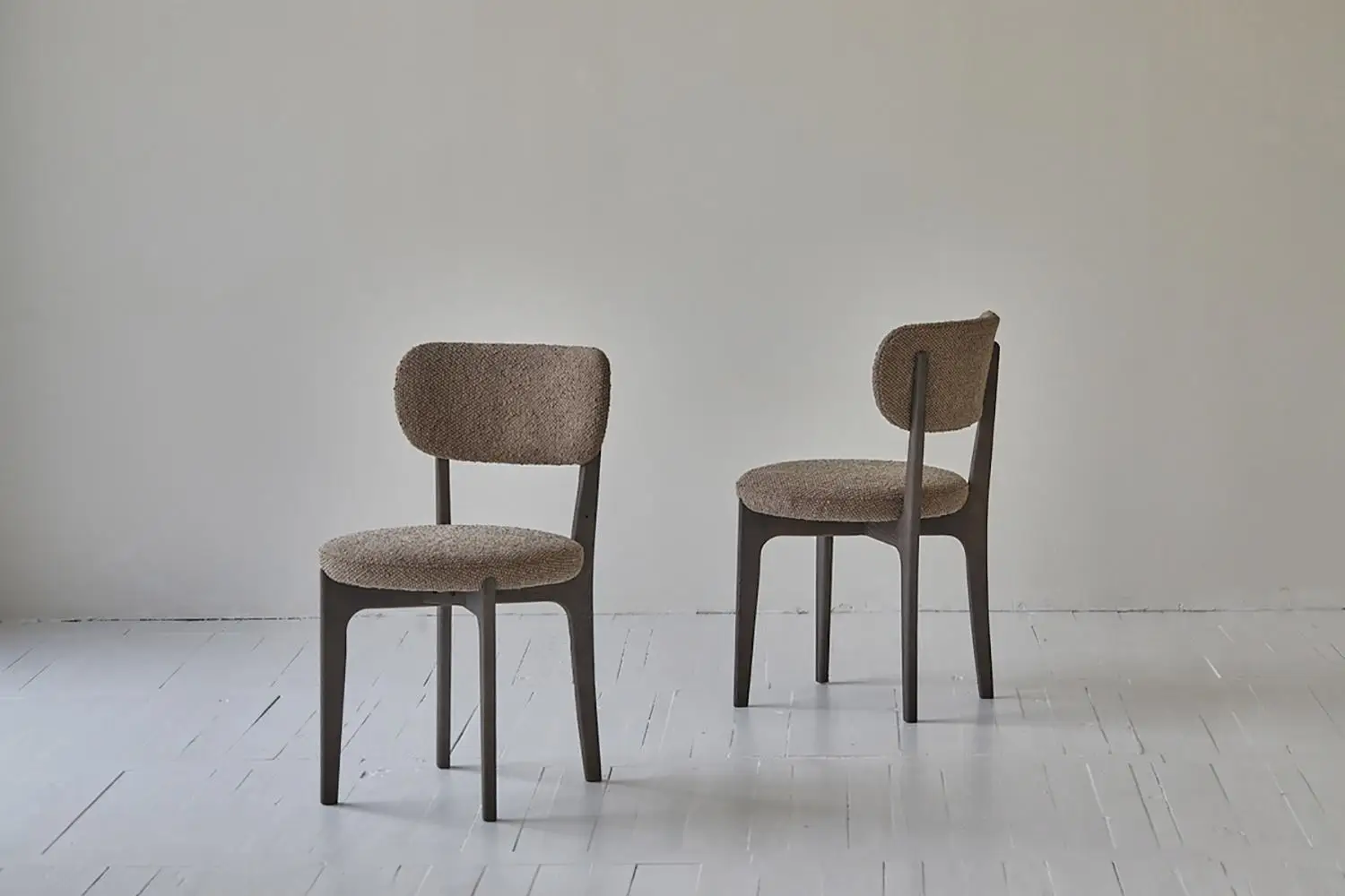 

！@Modern Foldable Design High Backrest Built-In Headrest Chair for Long Sessions Living Room Bedroom Outdoor & Hotel Use