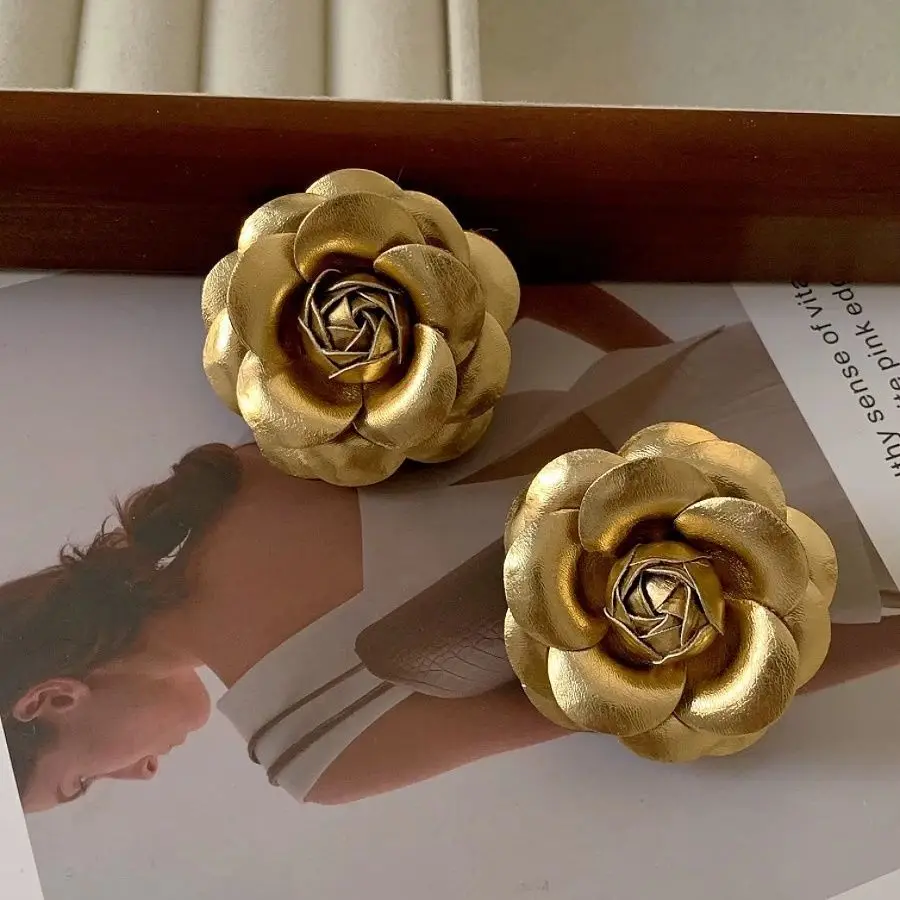 Vintage French silver-gold camellia flower brooch small accessory pin fashionable brooch small fragrant pu leather texture