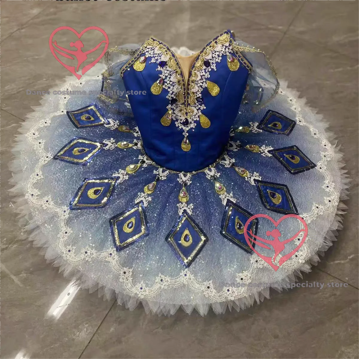 

Сине-фиолетовая блестящая балетная пачка с узором павлина