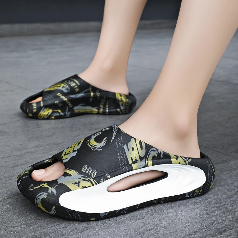 Sandal pria datar ukuran plus, sandal pantai fashion musim panas ukuran plus anti selip