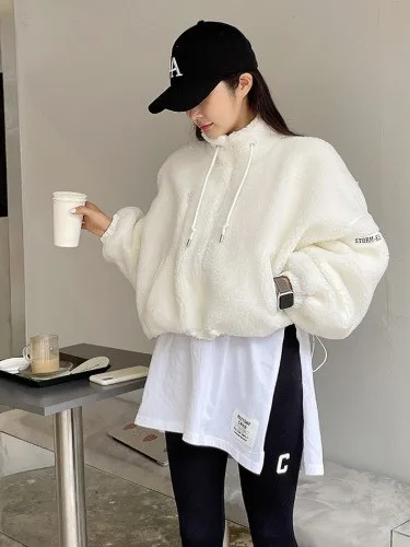 หลวม U-Ne สีขาวฐานเสื้อยืดผู้หญิง ular Design Sense Slit ป้ายความยาวกลางอินเทรนด์สําหรับฤดูใบไม้ร่วงฤดูหนาว