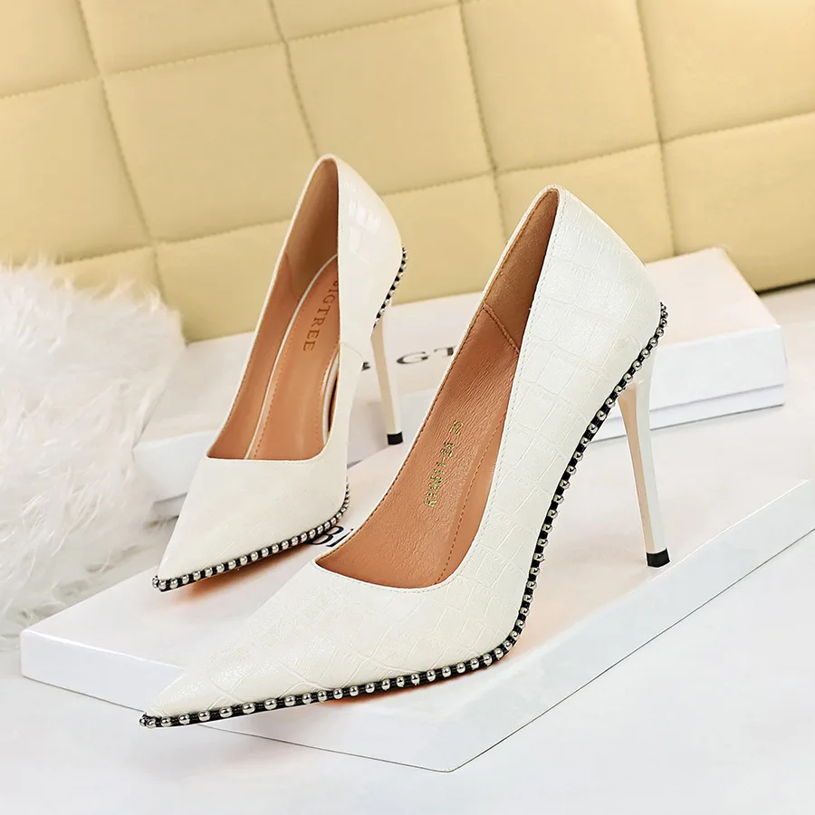 

Women's Stone Pattern Thin High Middle Heels Shallow Notched Metal Beads Riveted Single Ladies Wedding Women Pumps туфли женские