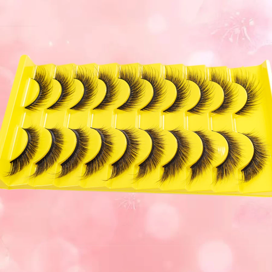 10 par efektownych makijaży oczu w stylu mango z pełnymi rzęsami 3D, podkreślających uroczystość oczu.