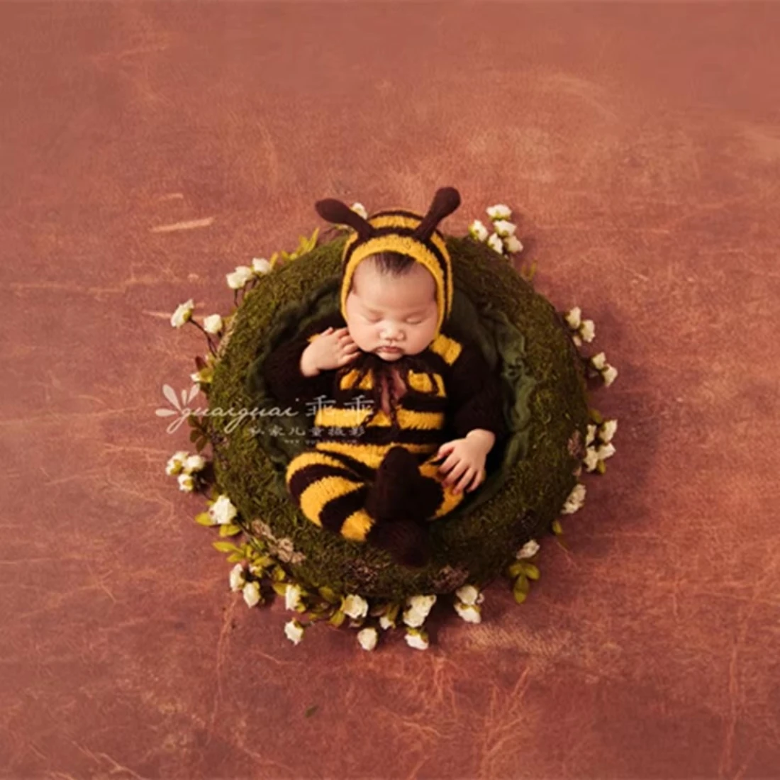 Vintage Newborn Photography Outfits Baby Bee Romper And Bonnet Infant Footed Overall Newborn Clothing Photography Props