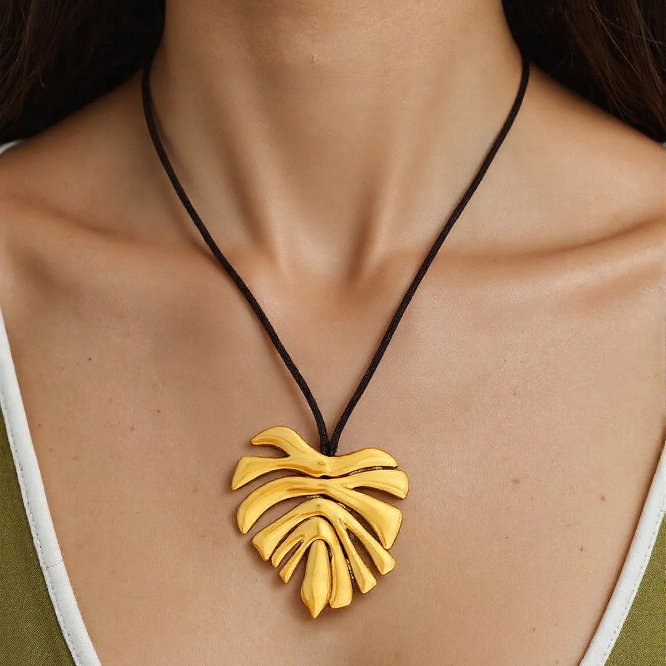 

Premium personality pleated hollow collar exaggerated palm leaves ancient gilt pendant necklace sweater chain
