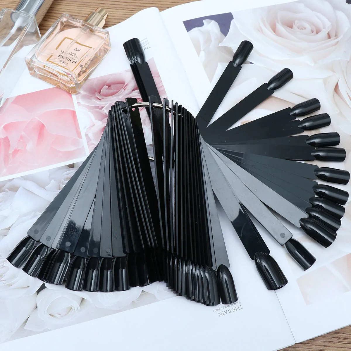 

2Pcs 50 Sheet Fan Shaped Nail Display Card Colored Tips for Practice Engraving Painting Art (Black) Palette Nail Tips Palette