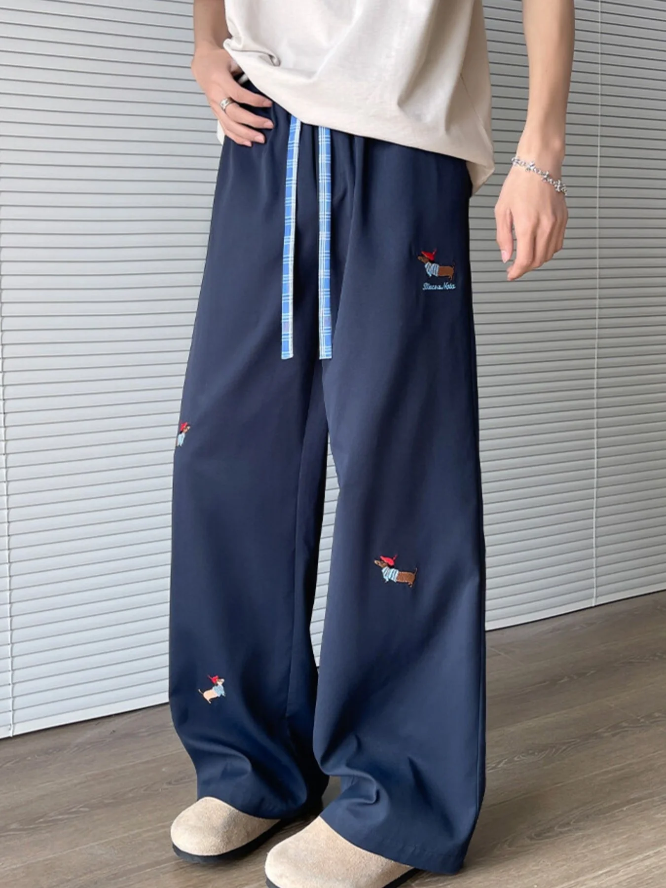 Novas calças esportivas casuais, novas calças de cintura alta para emagrecimento e aumento de altura, calças esportivas casuais de perna reta, estilo americano moderno e moderno, calças de perna reta bloqueadas de cor sólida para mulheres, primavera e outono bordadas