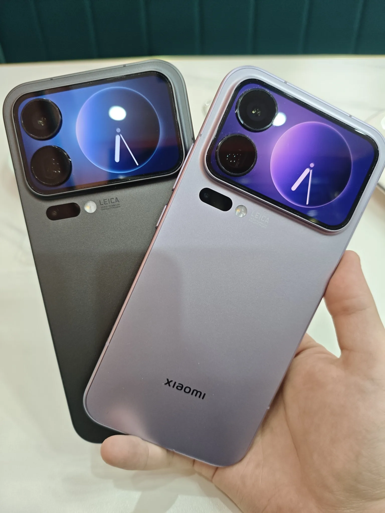 الإصدار الصيني لهاتف Xiaomi 17 Pro Max الذكي بشاشة 6.9 بوصة، بطارية Snapdragon 8 Elite Gen5 بقدرة 7500 مللي أمبير في الساعة، شحن فائق 100 وات