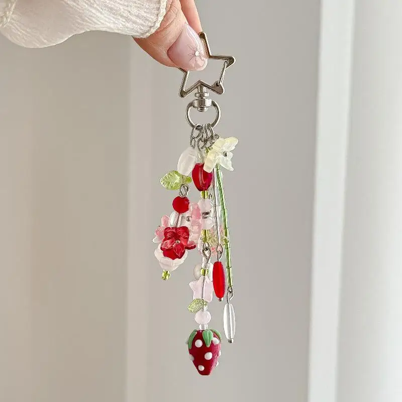 Handgefertigter Erdbeer-Schlüsselanhänger in Tulpenrot, kokett, dekoratives Geschenk, ideal für den täglichen Gebrauch und zum Verschenken. – Detail 4