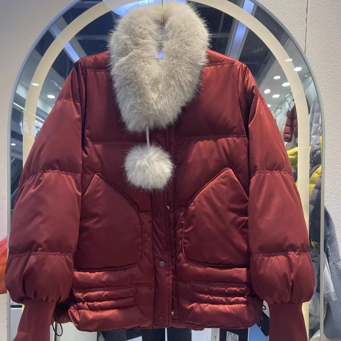 

Женская утепленная куртка-пуховик с меховым воротником, свободного кроя, белая, теплая, с V-образным вырезом, зимняя, новинка 2025 года, укороченная, утолщенная