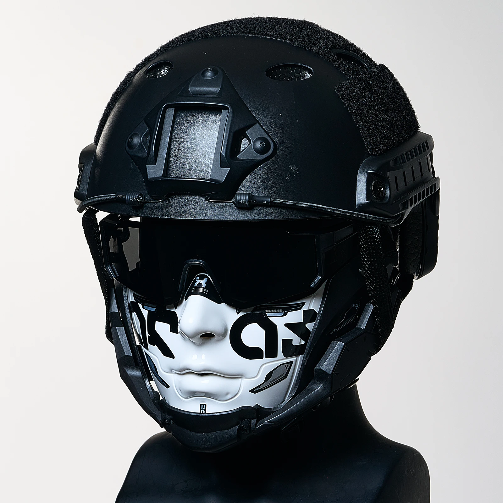 cyberpunk-half-mask-fashion-trendy-neutral-helmet-suitable-for-halloween-birthdays-and-kamen-outdoor-parties