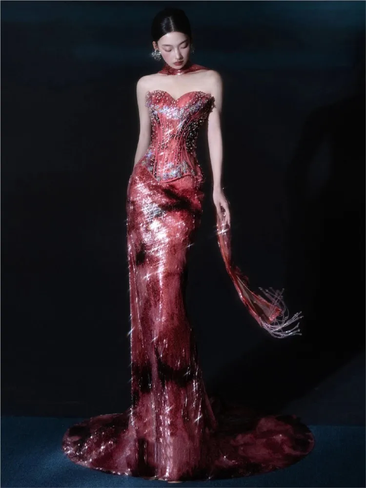 A new light luxury strapless red fishtail dress for banquets