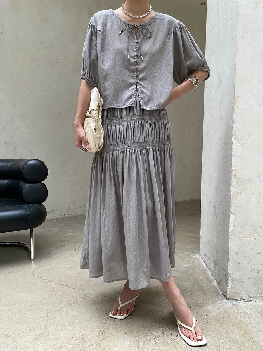 Sommerliches Damen-Set: Lässiges, einfarbiges, französisches Spitzenhemd mit kurzen Ärmeln und plissiertem, elastischem Rock mit hoher Taille – Detail 16