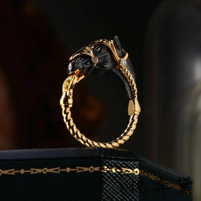 Vintage Black Gold Enamel Horse Ring for Men Twisted Band Inlaid Rhinestone Horse Head Ring Luxury Minimalist Statement Jewelry