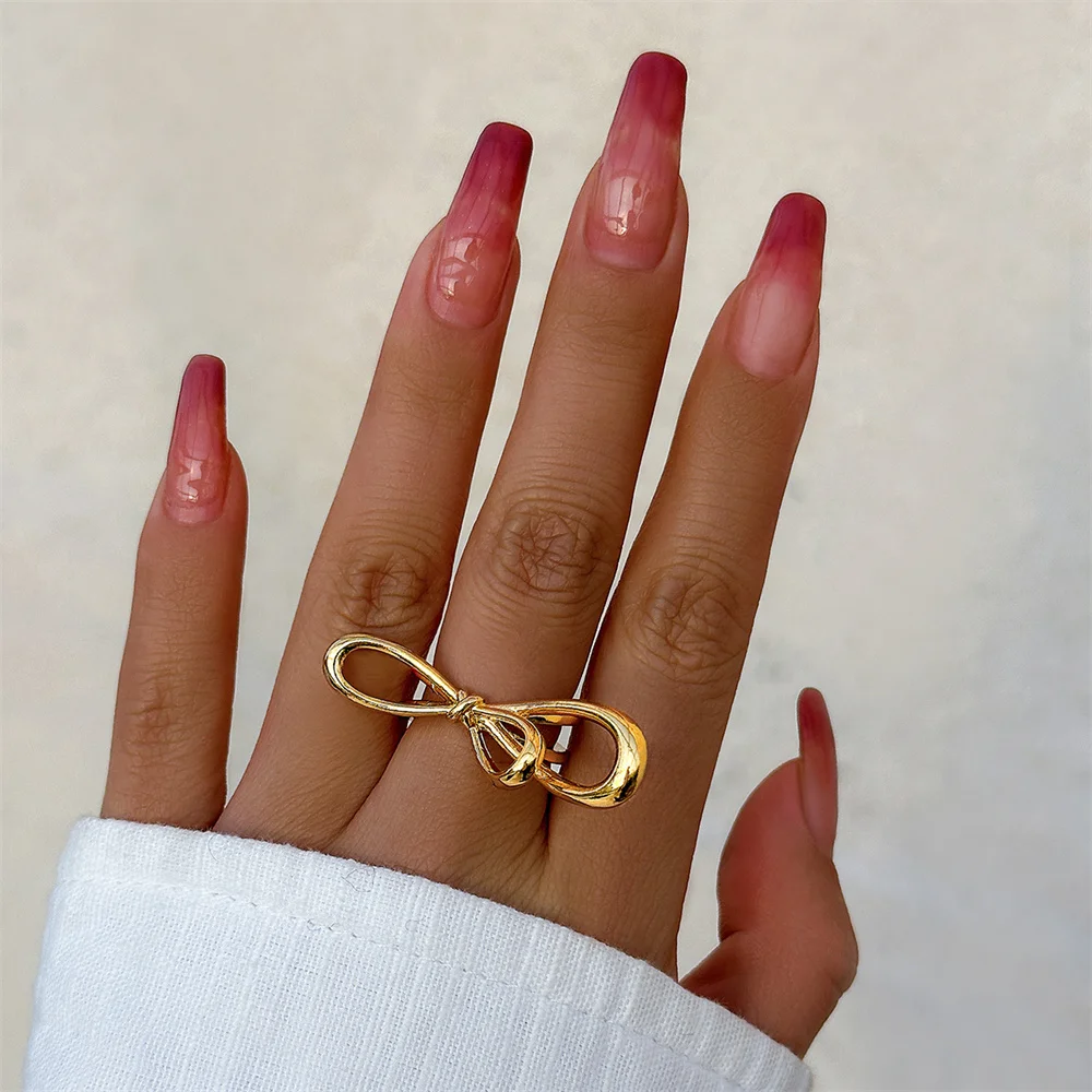 Einfacher und auffälliger Ring mit Schleifenöffnung, verstellbarer Hohlring für Frauen, personalisierte und modische Accessoires für den täglichen Gebrauch. – Detail 5