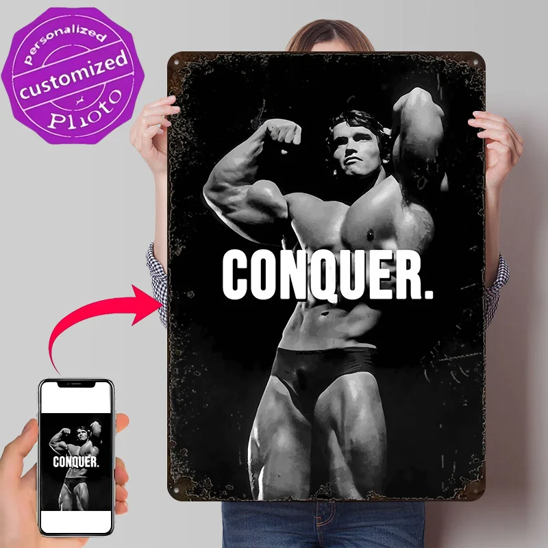 Poster métallique 3D texturé Arnold Schwarzenegger « Conquer » – Décoration murale personnalisée, plaque en étain, cadeau pour la décoration de la chambre des hommes, du dortoir ou de la maison