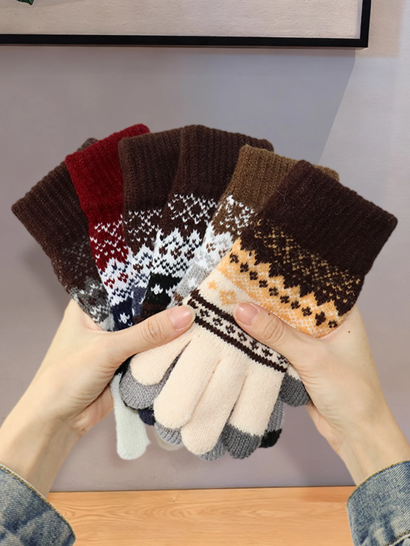 

Color-Blocked Knitted Wool Gloves for Women, New Autumn and Winter Models, Touchscreen-Compatible Finger Gloves, Outdoor Cycling, Warm and Cold-Resistant for Men