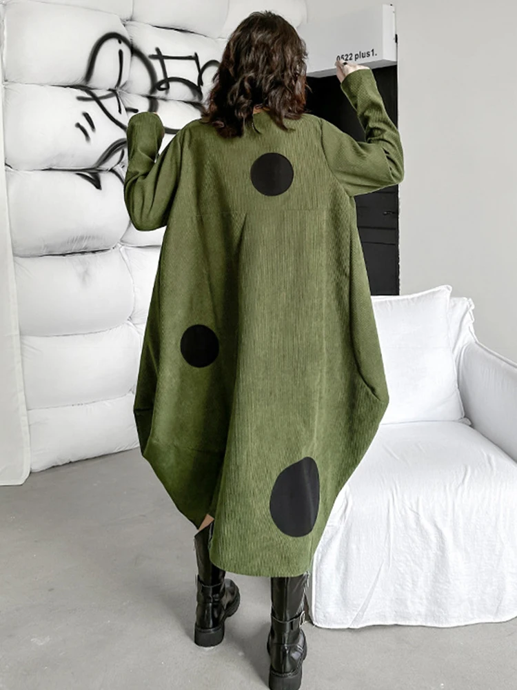 [EAM] Loose Fit Army Green Dot Pleated Big Size Jacket New V-neck Long Sleeve Women Coat Fashion Tide Spring Autumn 2024 1DH1604