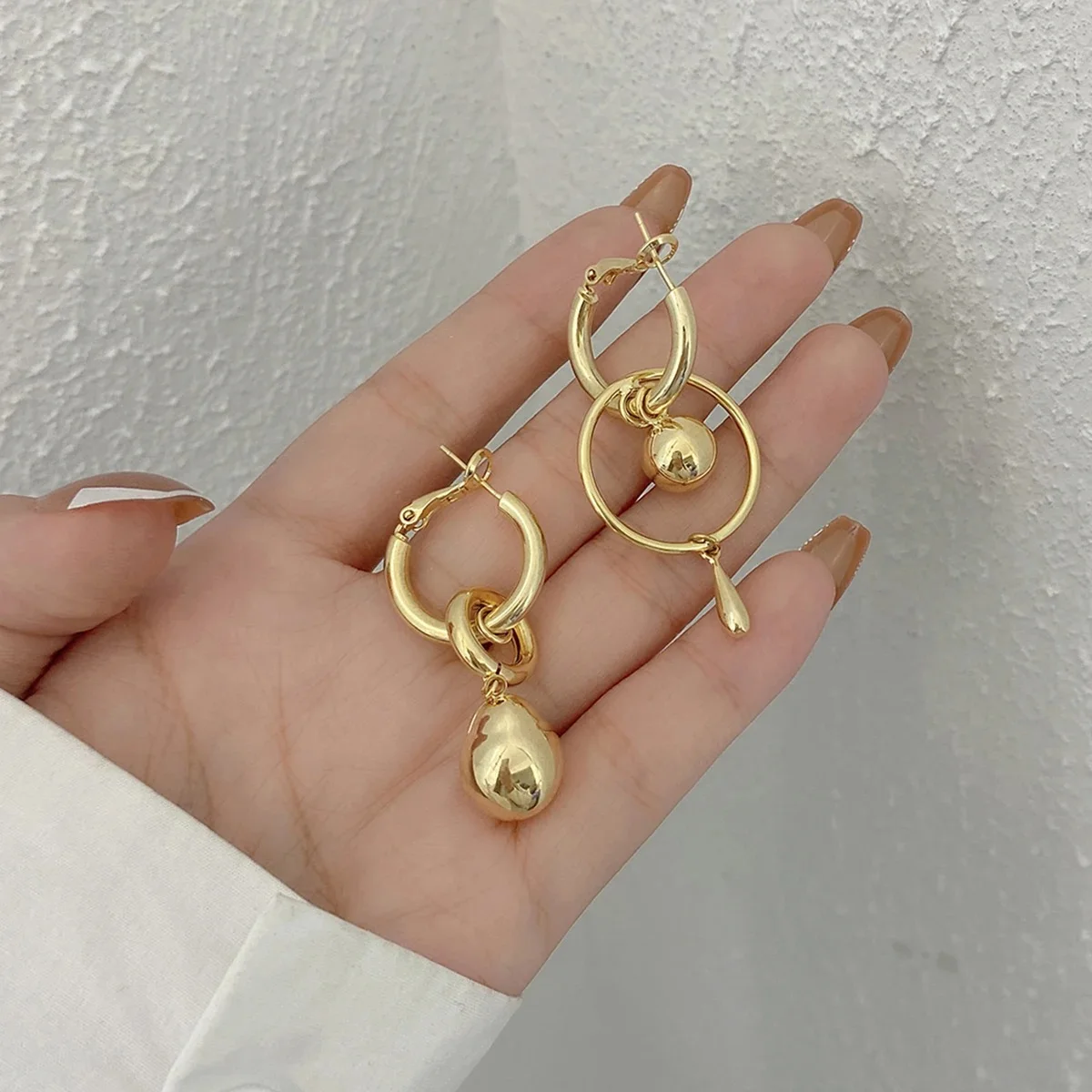 

Freetry Fashion Asymmetry Metal Beads Tassel Earrings for Women Exquisite Gold Color Waterdrop Earrings Party Jewelry Gifts