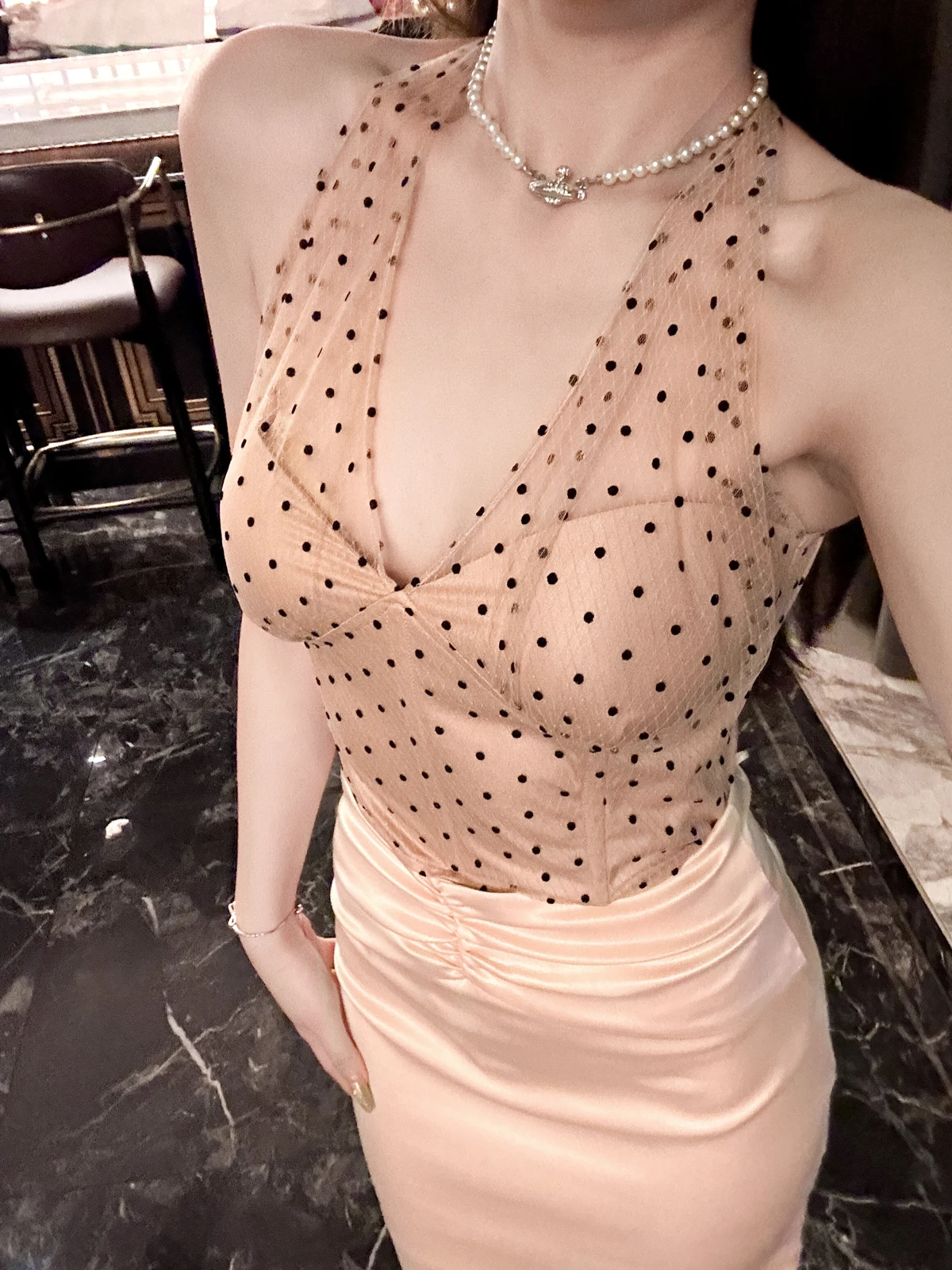 

Сексуальный облегающий топ в горошек на бретельках для женщин, летняя модная женская одежда с красивым дизайном выреза на шее