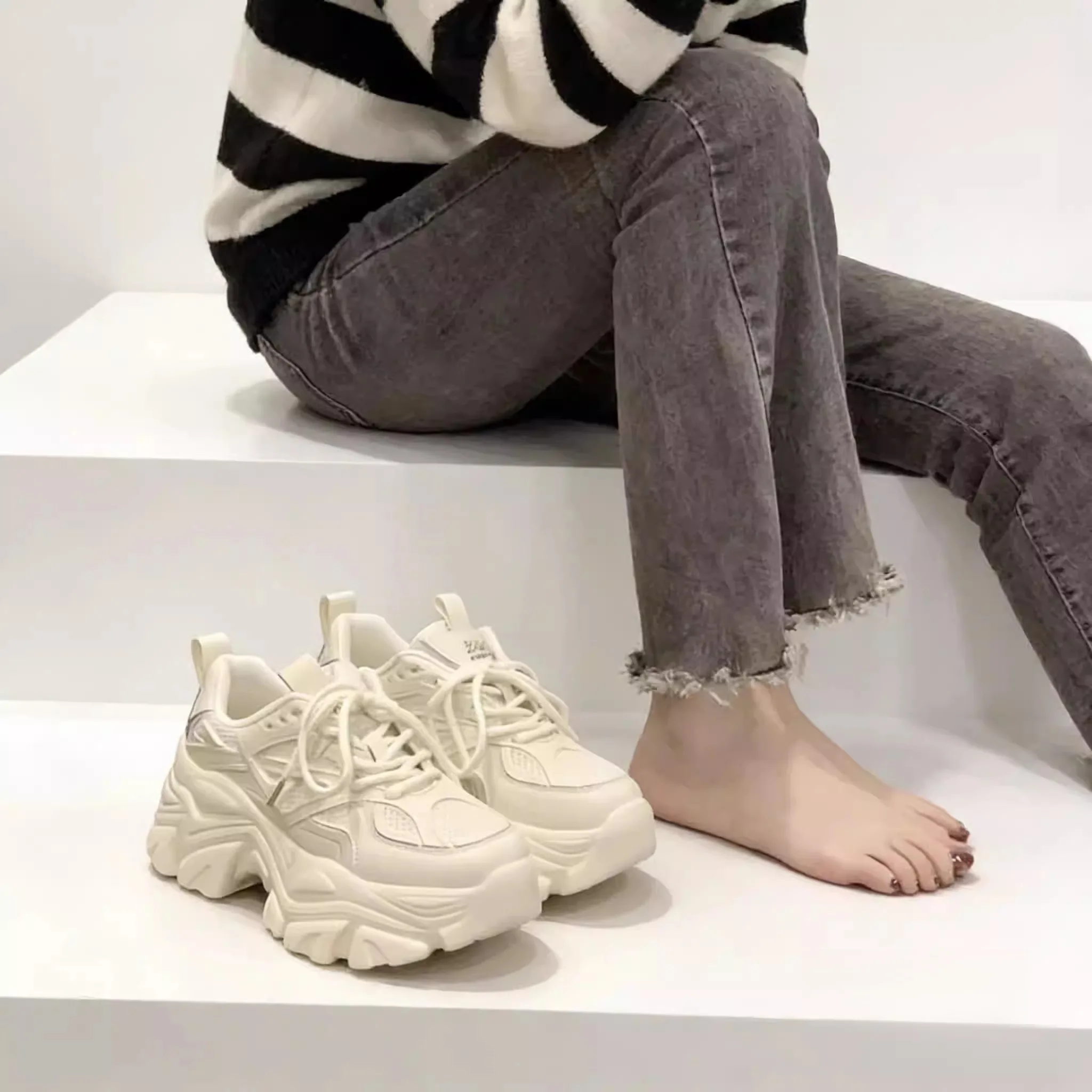 

Модные женские кроссовки в стиле Dad Shoes: легкие, удобные, с толстой подошвой и амортизацией, на все сезоны, повседневные.