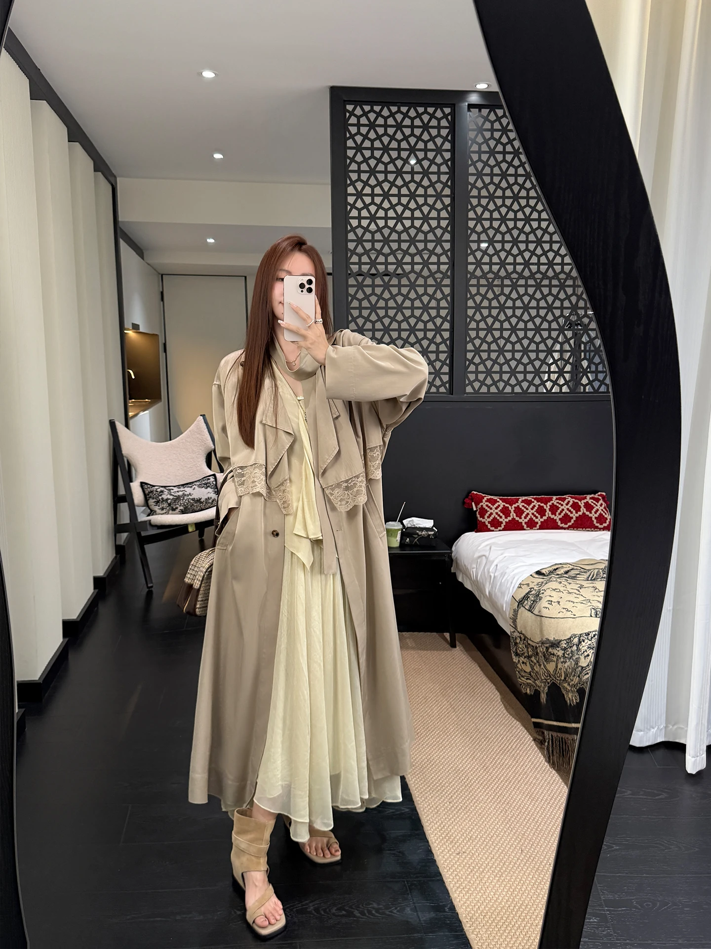 

Высококачественное длинное пальто с кружевными вставками, в корейском стиле, свободного кроя, на одной пуговице, однотонное, осеннее, модное.