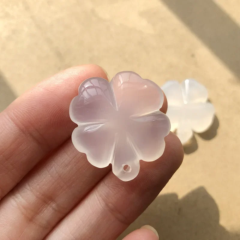 

Natural lychee frozen white chalcedony four-leaf clover pendant icy agate lucky grass jade necklace pendant female pendant