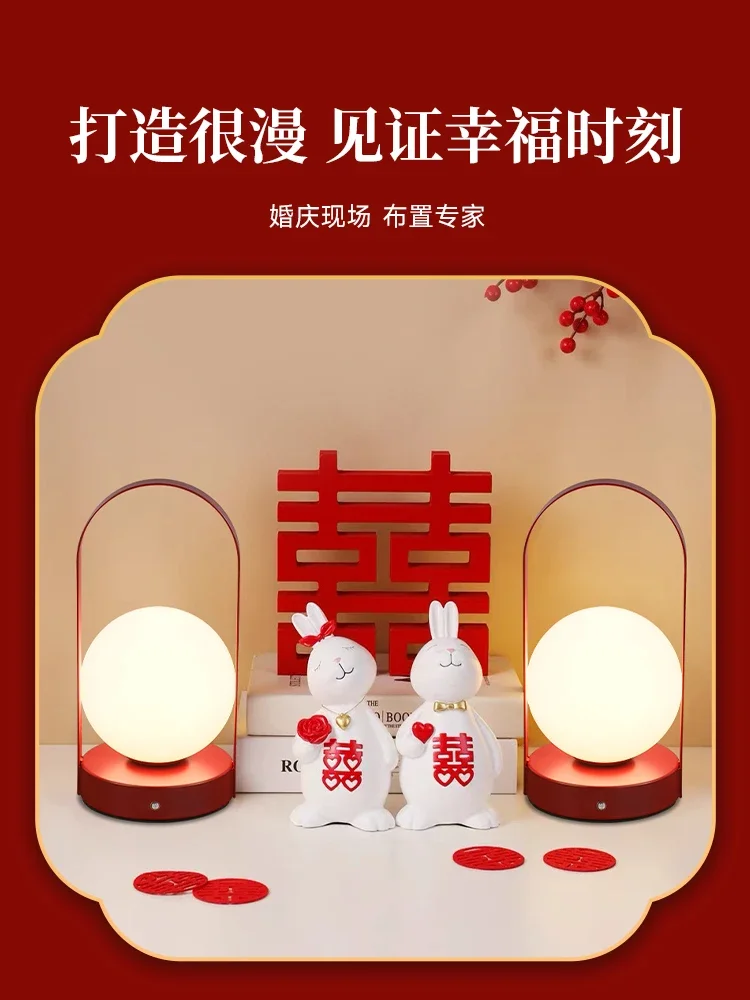 Accompany the newlyweds to get married, and a pair of high-end wedding rooms are decorated with red table lamps