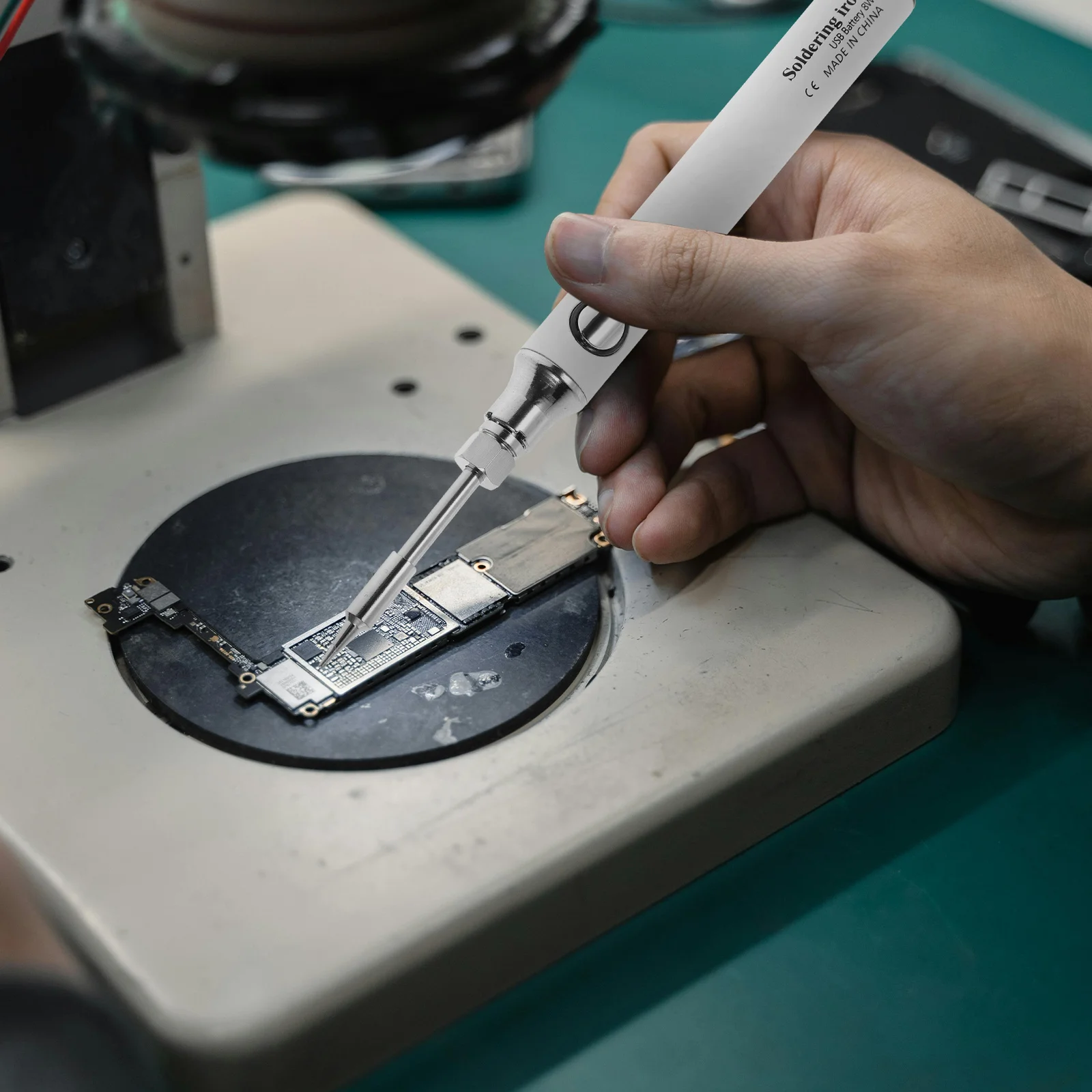 

USB Soldering Iron Cordless Soldering Tool Portable for Easy Carrying and Use Ideal for DIY and Home Improvement Projects