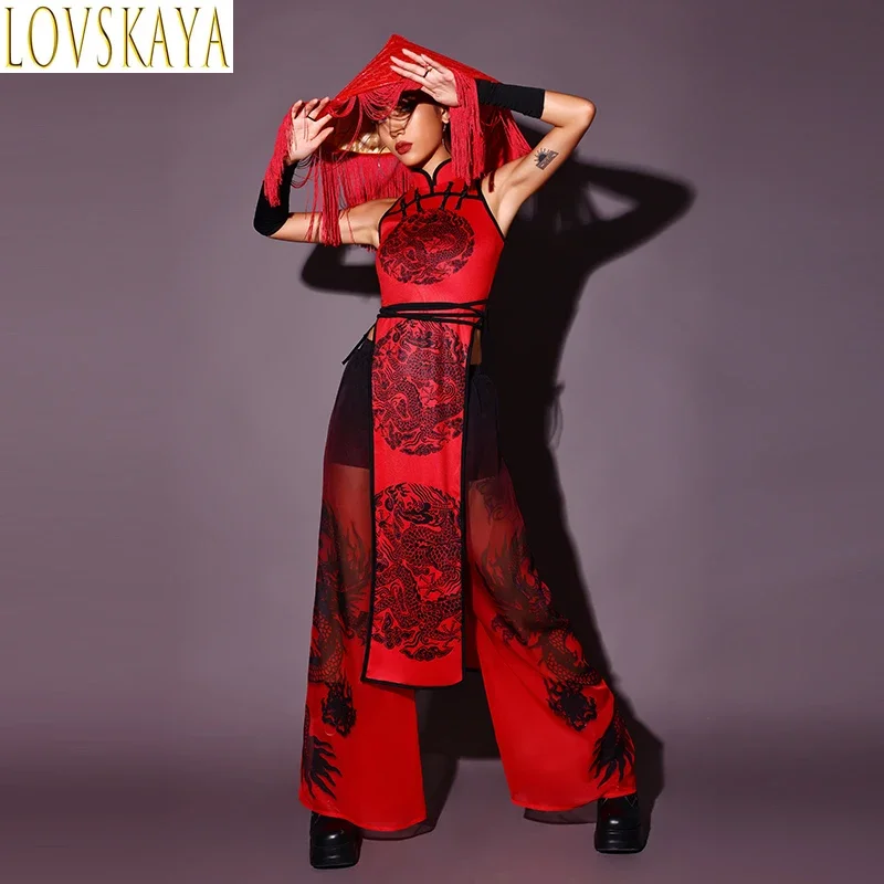 Ladies in Chinese jazz performance attire, red attire, nightclubs, bars, DJs, singers on stage, wearing sexy dance costumes