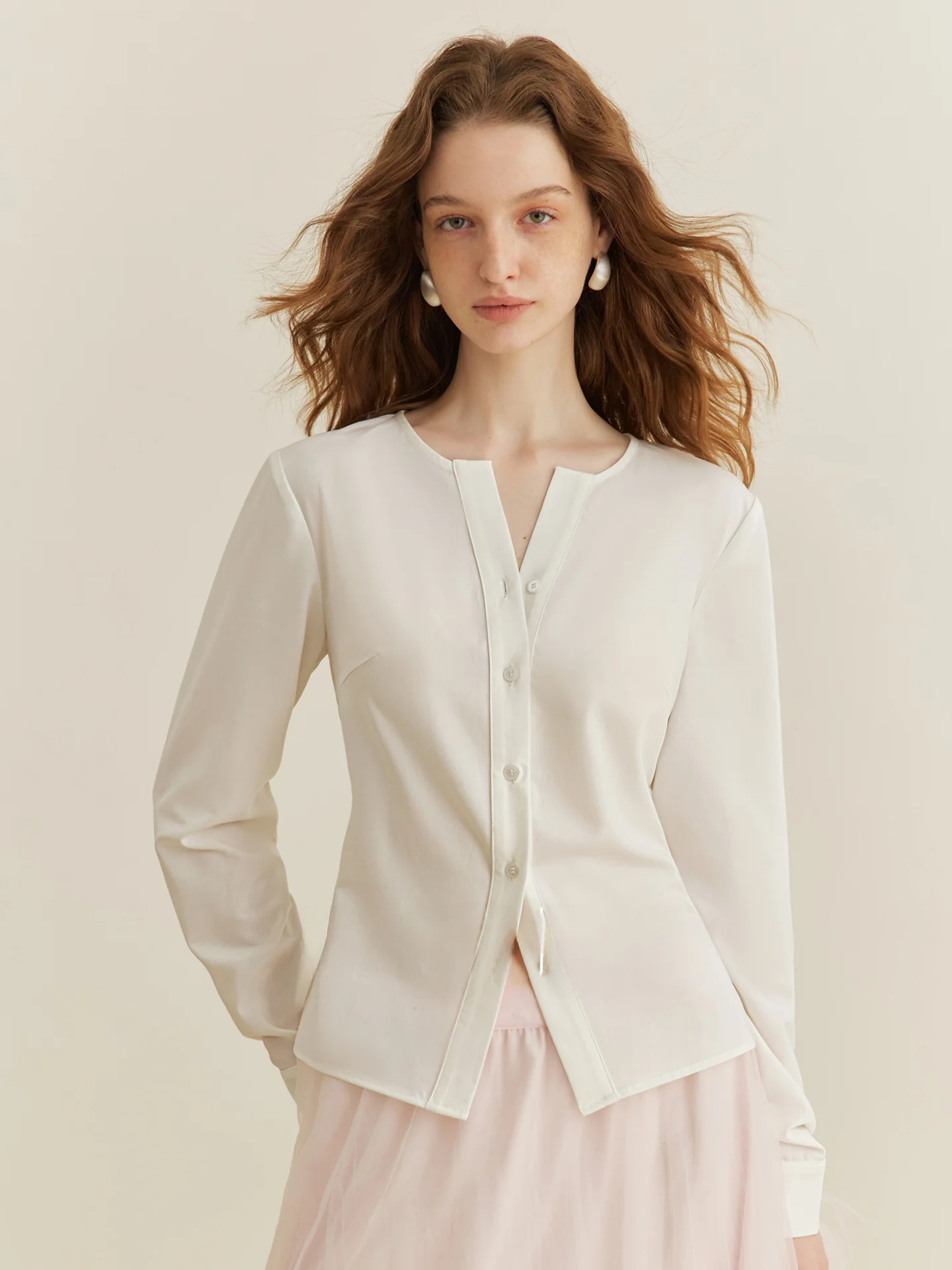 

Женская приталенная блузка Ele V-Ne White с длинным рукавом для офиса, оригинальная модель AEL, новинка весенней коллекции, топ с эффектом утяжки талии