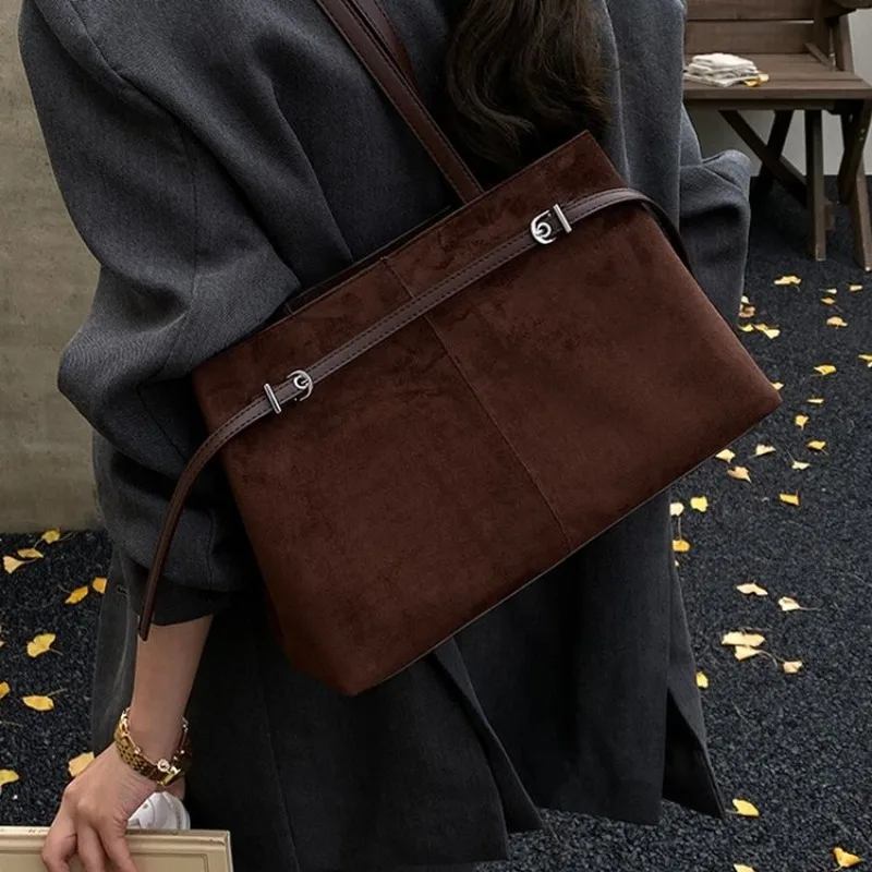 

Элегантная дизайнерская сумка для подгузников для женщин, вместительная кожаная сумка-тоут с логотипом, модная сумка-мессенджер через плечо.